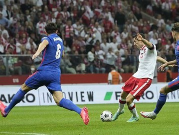 Fan MU phấn khích khi Maguire 'bắt chết' Lewandowski