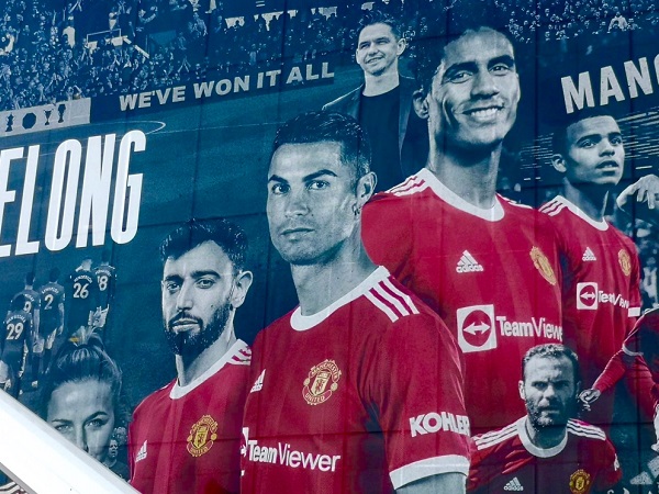 Sân Old Trafford đổi diện mạo trước ngày ra mắt Ronaldo