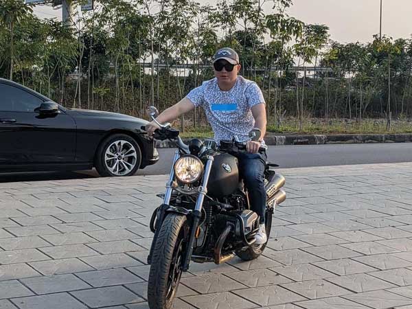 'Phó Tổng Giám đốc' 9X của Vincom Retail lộ ảnh đời thường chơi golf và đi xe phân khối lớn cực bảnh