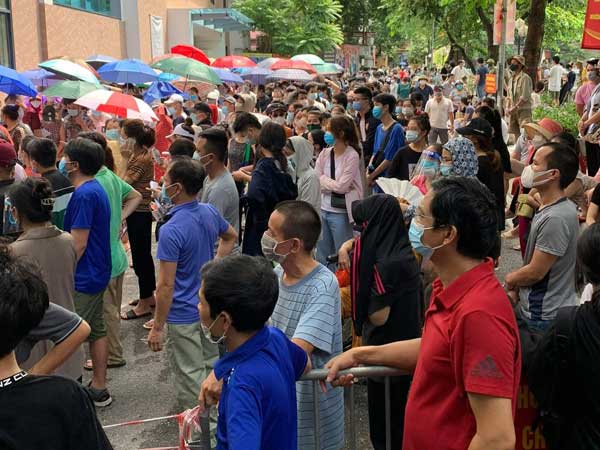 Hà Nội: Dân đến quá đông điểm tiêm vắc xin P.Khương Thượng rối loạn
