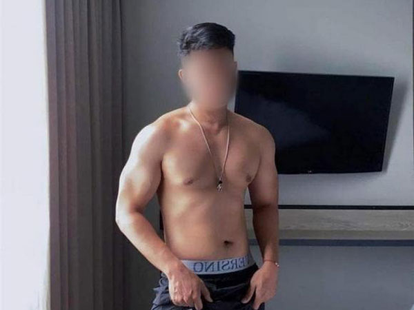 Chàng trai được cặp sao nam Việt rủ 'làm chuyện tay 3' sở hữu body đẹp miễn chê