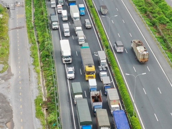 Hà Nội: Hàng xe nối đuôi nhau kéo dài hơn 1 km chờ qua chốt buộc CSGT phải 'xả trạm'