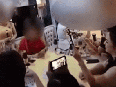 Xôn xao clip bà Phương Hằng ngồi cùng bàn với một nhóm đang chơi bài trong bữa tiệc tại gia sang chảnh
