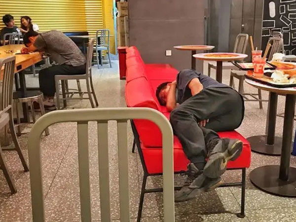 'Bộ tộc chiếm chỗ' ở KFC Trung Quốc: Phía sau những người đàn ông 'ăn thừa, ngủ ké', tìm mọi cách giảm bớt sự tồn tại trong mắt người xung quanh