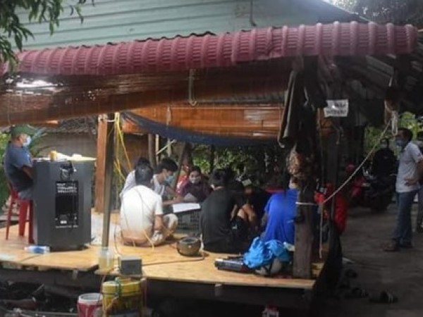 Rủ nhau sát phạt giữa hồ câu trong lúc giãn cách xã hội