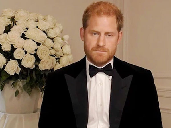 Hình ảnh mới của Hoàng tử Harry chứa chi tiết bất ổn khiến nhiều người lo ngại, Meghan cũng có liên quan?
