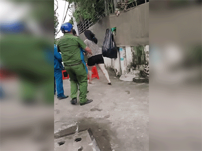 Người phụ nữ nằm lăn ra đất sau cái chạm của công an, đòi xe cấp cứu gây náo loạn điểm xét nghiệm