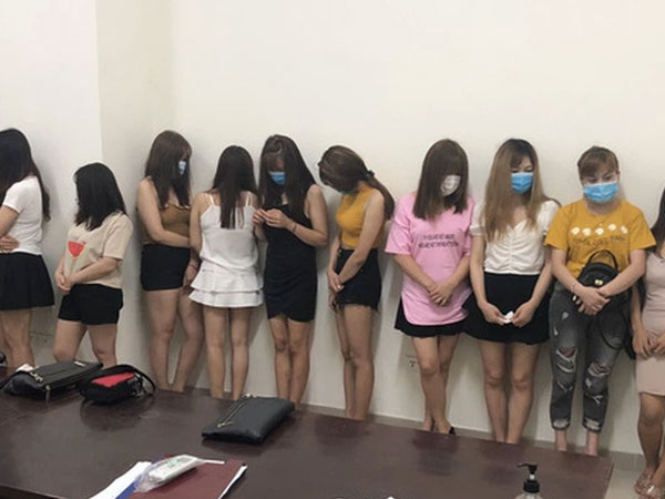 Bán phấn buôn hương bất chấp dịch bệnh