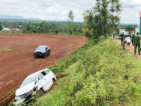 Gia Lai: Mâu thuẫn trong làm ăn, nam tài xế lái xe ô tô tông thẳng vào xe của người phụ nữ