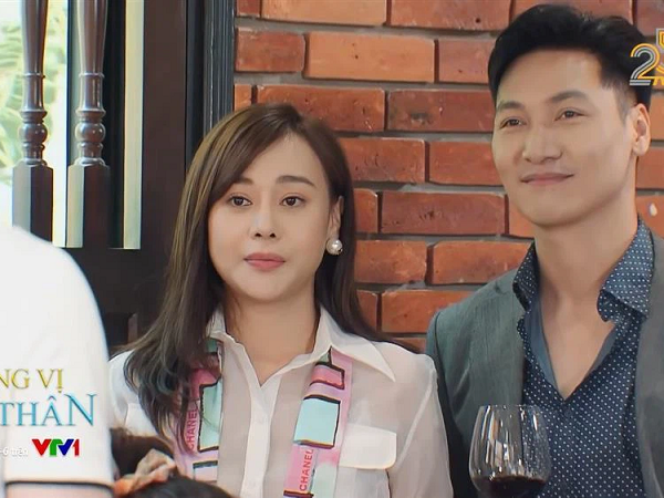 Đập tan tin đồn dùng hàng fake, Phương Oanh được chứng minh diện khăn Chanel xịn 100% trong Hương Vị Tình Thân