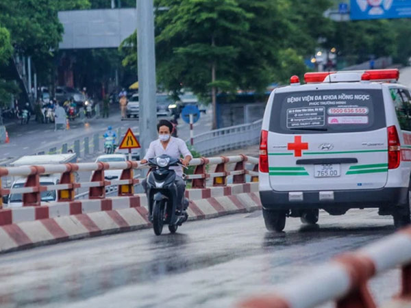 Né chốt 'vùng đỏ', người dân phóng ngược chiều lên cầu Chương Dương