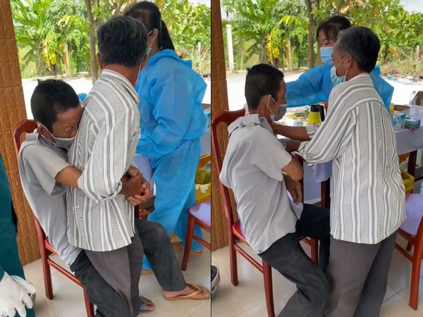 Ông chú đi tiêm vắc-xin trong 'đau khổ, sợ hãi', phải nhờ một người bên cạnh trấn an mới yên tâm khiến không ai nhịn được cười