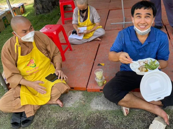 Quyền Linh: Đi từ thiện phải ngủ trên xe, xin ngủ ở chùa không dám về nhà tiếp xúc vợ con