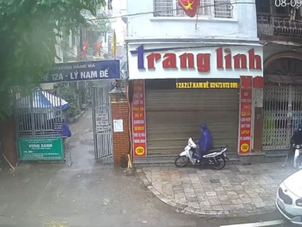 Chủ quan vì nghĩ dịch vắng vẻ, người đàn ông bị trộm mất xe máy ngay trước cửa nhà dù trời đang mưa tầm tã