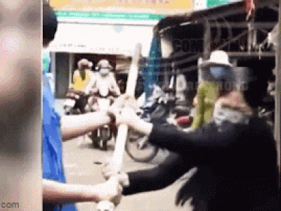 Clip: Người phụ nữ giằng co, dùng dao đâm vào lưng cán bộ khi bị nhắc nhở buôn bán lấn chiếm vỉa hè