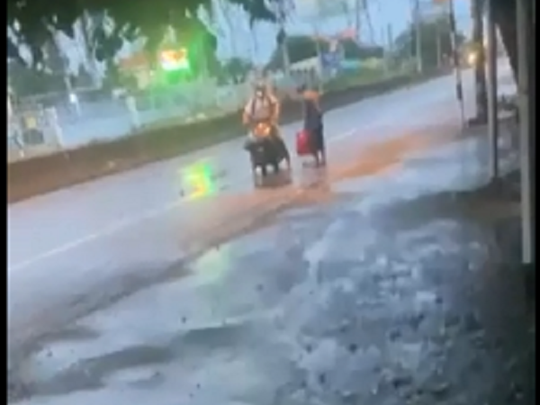 Gặp ông chú lang thang đi chân trần, người đàn ông quay xe máy và có hành động bất ngờ
