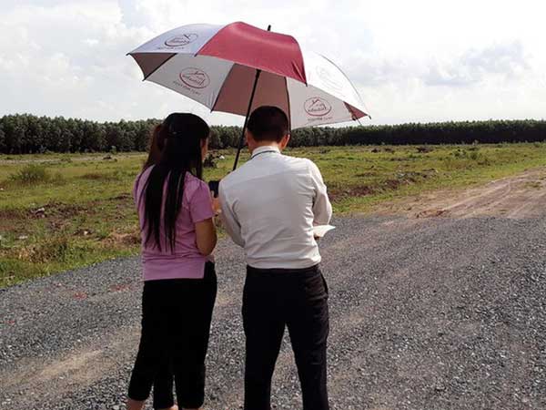 Mua đất trong 'đỉnh sốt', sau 11 tháng bán lỗ 500 triệu đồng, người phụ nữ này nhận ra bài học 'cay đắng' không nên bỏ qua trong đầu tư đất nền