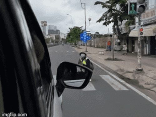 Quỳ gối giữa đường xin quá giang về quê, thanh niên bật khóc khi được người lạ giúp đỡ