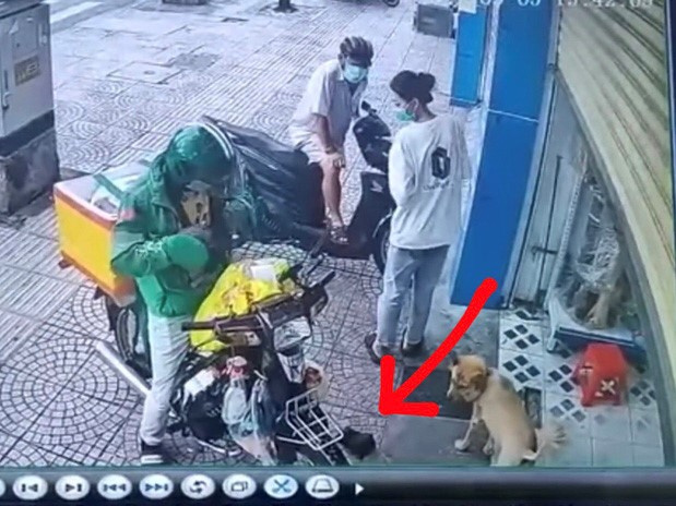 Anh Grab đánh rơi ví khi đang giao hàng, phản ứng của những người xung quanh khiến dân mạng phẫn nộ