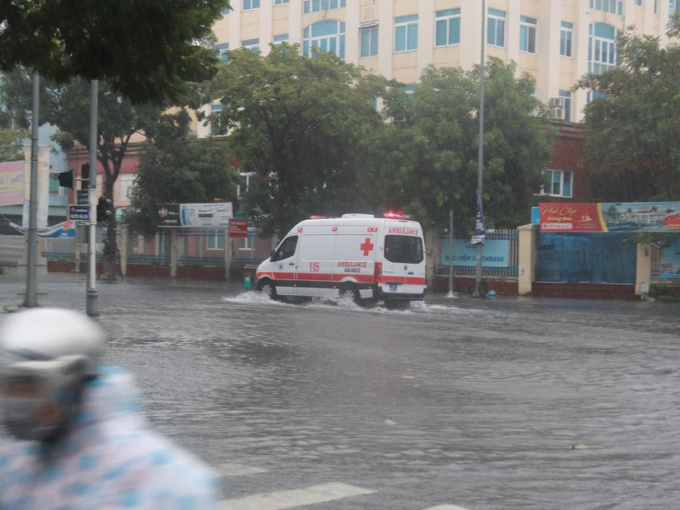 Tin bão số 5: Quân đội sẵn sàng 15 máy bay; xe cứu thương làm nhiệm vụ chống dịch chết máy khiến tài xế rối bời