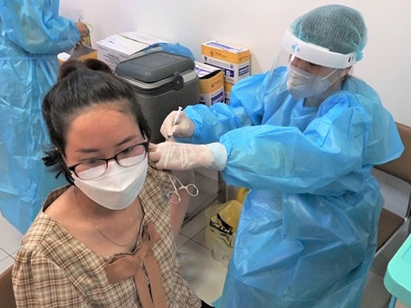 Hơn 1000 mẹ bầu tại quận Hoàng Mai, Hà Nội được tiêm vắc xin phòng Covid-19