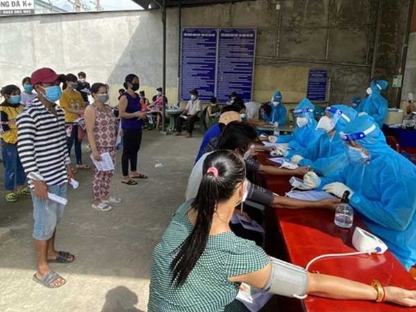 Hà Nội: 2 vợ chồng bán rau quả ở chợ mắc Covid-19