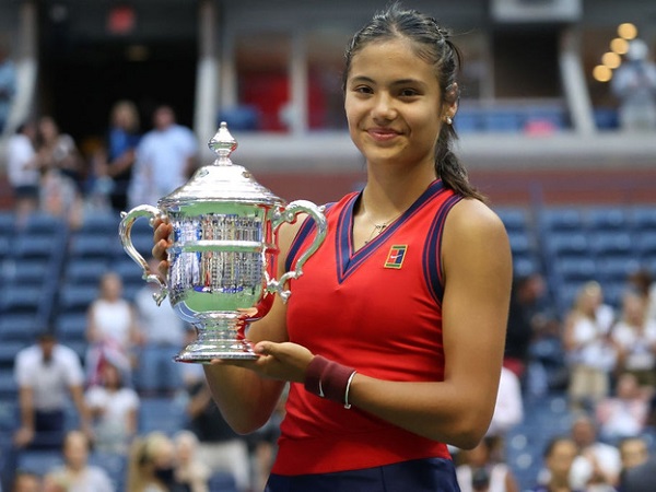 Chiếm spotlight của Ronaldo, nữ tay vợt tuổi teen Raducanu khiến fan và truyền thông Anh phát cuồng khi vô địch US Open