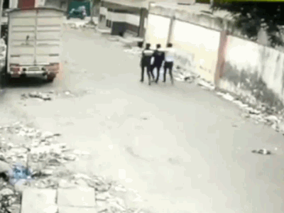 Video: Bức tường bất ngờ đổ sập, suýt đè trúng 3 người đàn ông