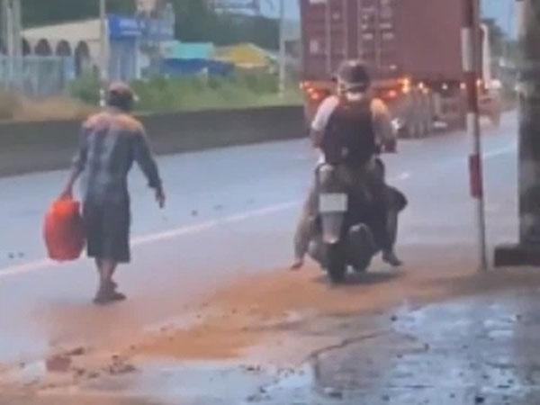 Gặp người đàn ông chân trần giữa trời mưa tầm tã, nam thanh niên lập tức 'quay xe' và có hành động ấm lòng