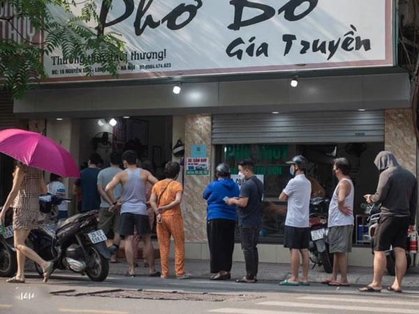 Xếp hàng dài mua đồ ăn ở Long Biên (Hà Nội): Khách mang cả cái nồi to, chủ quán làm 500 tô/ngày vẫn không đủ bán