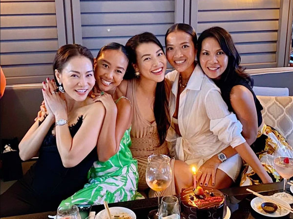 Hội mỹ nhân Việt tụ họp ở Singapore, Hoàng Oanh xuất hiện gợi cảm sau ồn ào với tình cũ