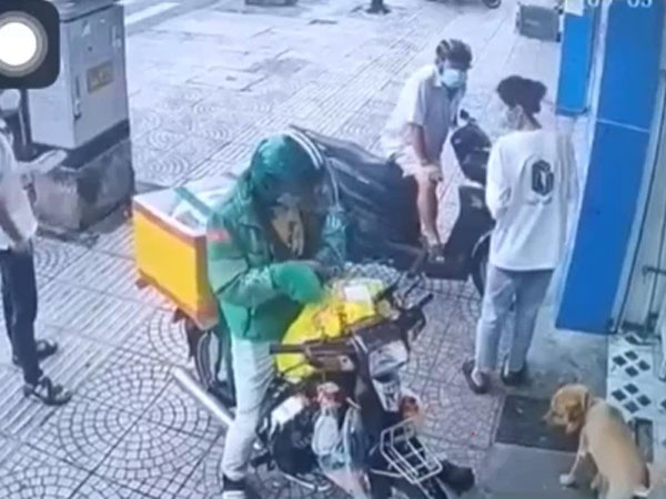 Thấy tài xế giao hàng làm rơi ví, hành động của người đàn ông lớn tuổi phía sau khiến ai nấy bức xúc