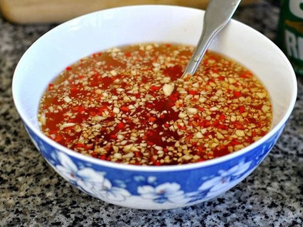 Pha nước mắm tỏi ớt nhưng cả tỏi lẫn ớt đều chìm nghỉm: Rất có thể đây là nguyên nhân nhiều chị em không ngờ tới!