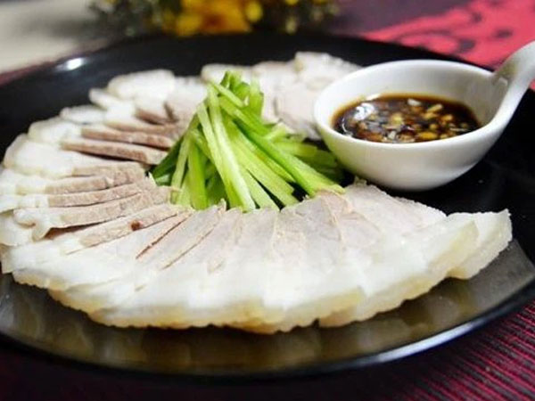Trước khi nấu ăn, nhiều người đem chần thịt lợn qua nước nóng để loại bỏ chất bẩn: Chuyên gia nói 'sai lầm tai hại'