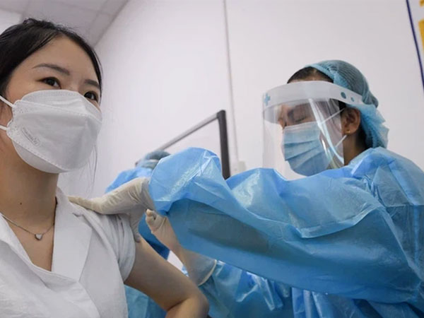 Hà Nội: Kỷ lục tiêm chủng hơn 400.000 liều một ngày, một quận sắp phủ vắc xin 100% người trên 18 tuổi