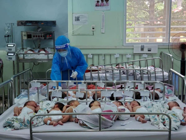 Nhiều người chia sẻ hình ảnh xót xa của hàng trăm trẻ sơ sinh có bố mẹ là F0: BV Hùng Vương chính thức lên tiếng