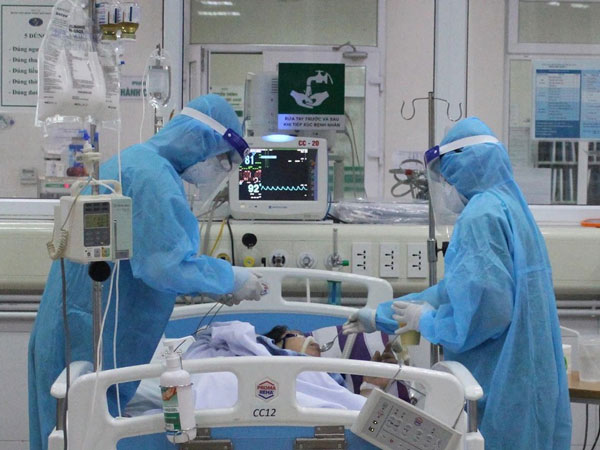 Bà ngoại là F0 phải nằm viện, tin nhắn lúc nửa đêm từ chú bệnh nhân giường bên khiến cháu gái 'cay mắt'