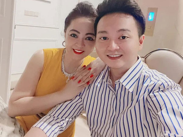 Cậu cả thiếu gia của bà chủ KDL Đại Nam: Mặt giống mẹ như lột, chung khí chất thượng lưu!