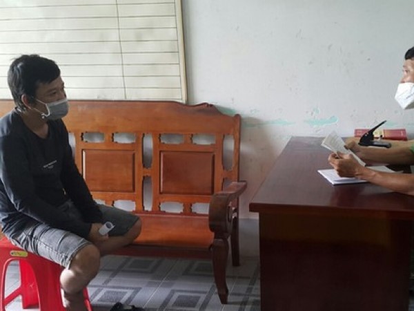 Khởi tố 2 đối tượng vượt chốt kiểm soát, dùng ná thun doạ bắn công an
