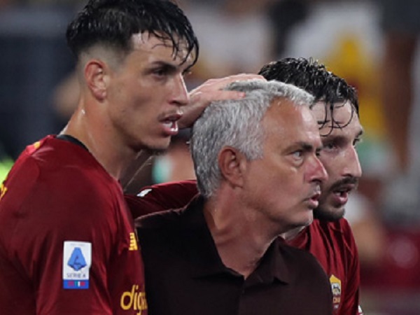 Mourinho ăn mừng như đứa trẻ trong trận đấu thứ 1.000