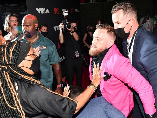 Nóng: Conor McGregor lên tiếng sau vụ ẩu đả với Machine Gun Kelly tại thảm đỏ VMAs 2021 khiến nữ minh tinh Megan Fox hoảng loạn