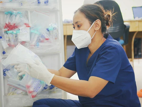 Mẹ mất, 2 con nhỏ nhiễm Covid-19, vợ chồng nữ điều dưỡng gạt nước mắt ở lại trạm y tế chống dịch