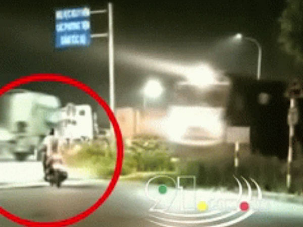 Mặc tiếng còi tàu hú inh hỏi, nam thanh niên đi xe máy từ từ băng qua đường ray và cái kết thương tâm