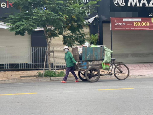 Nam diễn viên Vbiz gây xúc động khi công khai chia sẻ hình ảnh mẹ đẻ là người lao công dọn rác trên đường phố
