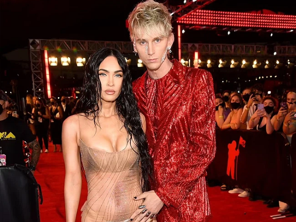 'Bom sex' Megan Fox 'thiêu đốt' thảm đỏ MTV VMAs 2021 với váy trong suốt mặc như không