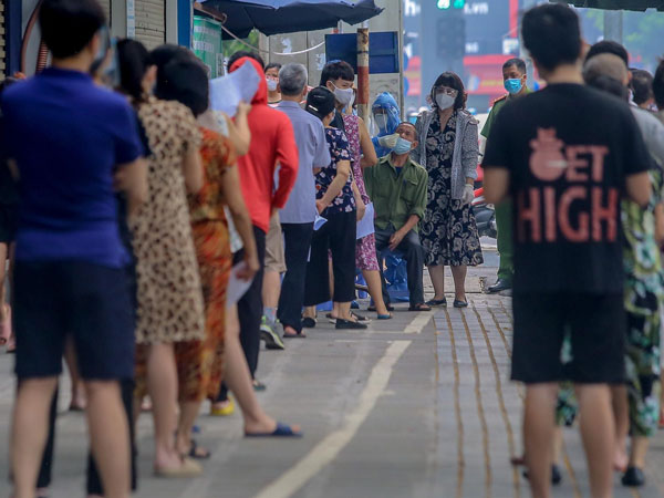 Cận cảnh thần tốc xét nghiệm COVID-19 ngay trên hè phố Hà Nội