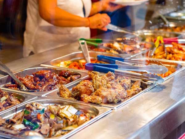 Chuyên gia thực phẩm tiết lộ những món 'bẩn nhất' trong nhà hàng buffet: Khách nào cũng thích nhưng có món đầu bếp còn từ chối ăn
