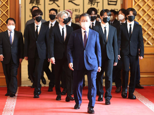 BTS làm nên lịch sử khi được đích thân Tổng thống Hàn Quốc bổ nhiệm làm đặc phái viên, cấp hộ chiếu ngoại giao chỉ dành cho quan chức