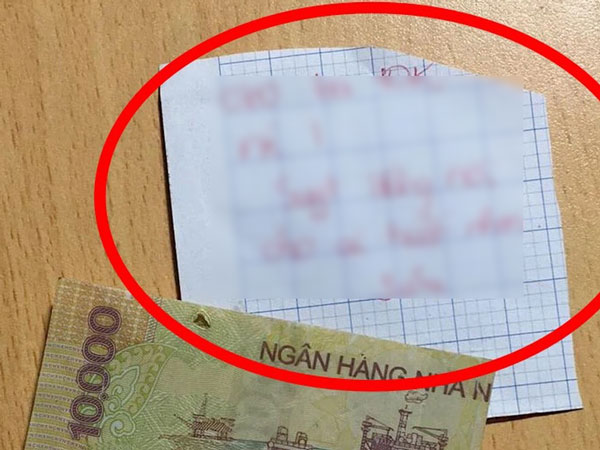 Nhìn tờ 10 nghìn đồng và mảnh giấy ghi chú của cô bé cấp 1, cả gia đình phải bất ngờ, rưng rưng nước mắt