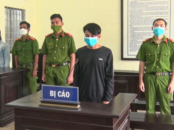 Lĩnh 4 năm 6 tháng tù vì chém 2 bảo vệ chốt phong tỏa